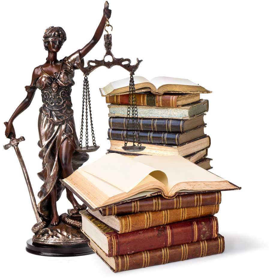 libri con una statuetta della dea della giustizia